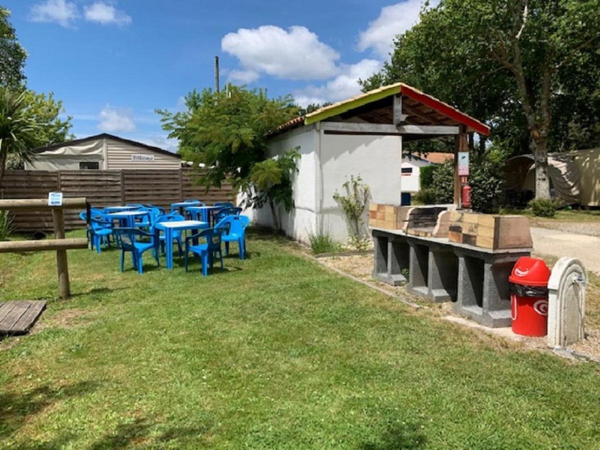 ホテルCamping La Chesnays ヴァンデ・モンタリヴェ エクステリア 写真