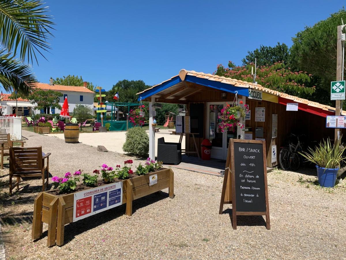 ホテルCamping La Chesnays ヴァンデ・モンタリヴェ エクステリア 写真