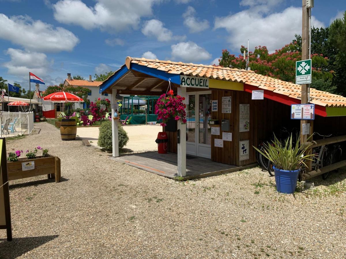 ホテルCamping La Chesnays ヴァンデ・モンタリヴェ エクステリア 写真