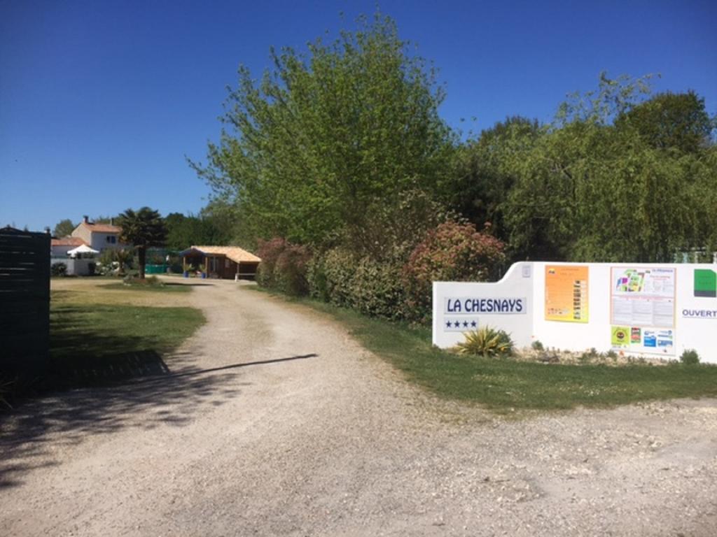 ホテルCamping La Chesnays ヴァンデ・モンタリヴェ エクステリア 写真