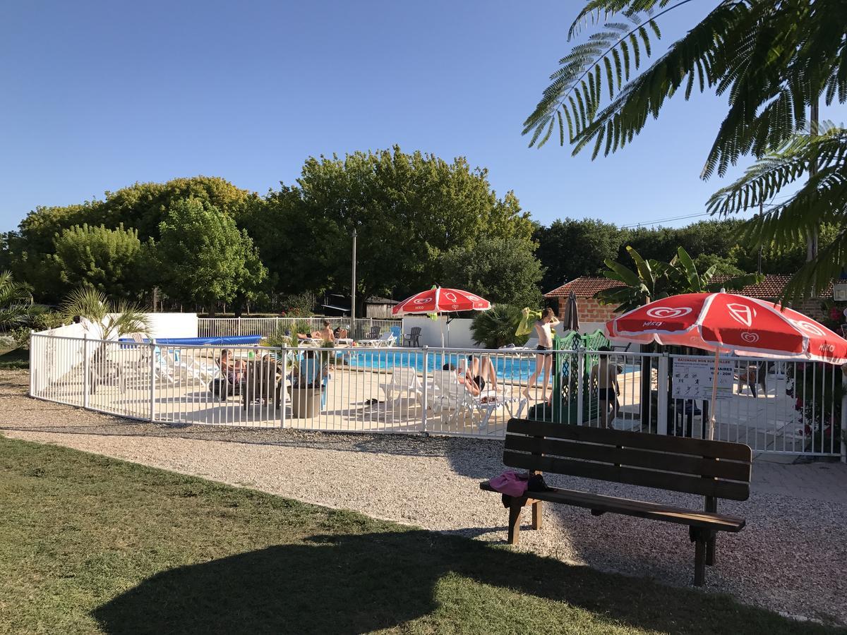ホテルCamping La Chesnays ヴァンデ・モンタリヴェ エクステリア 写真