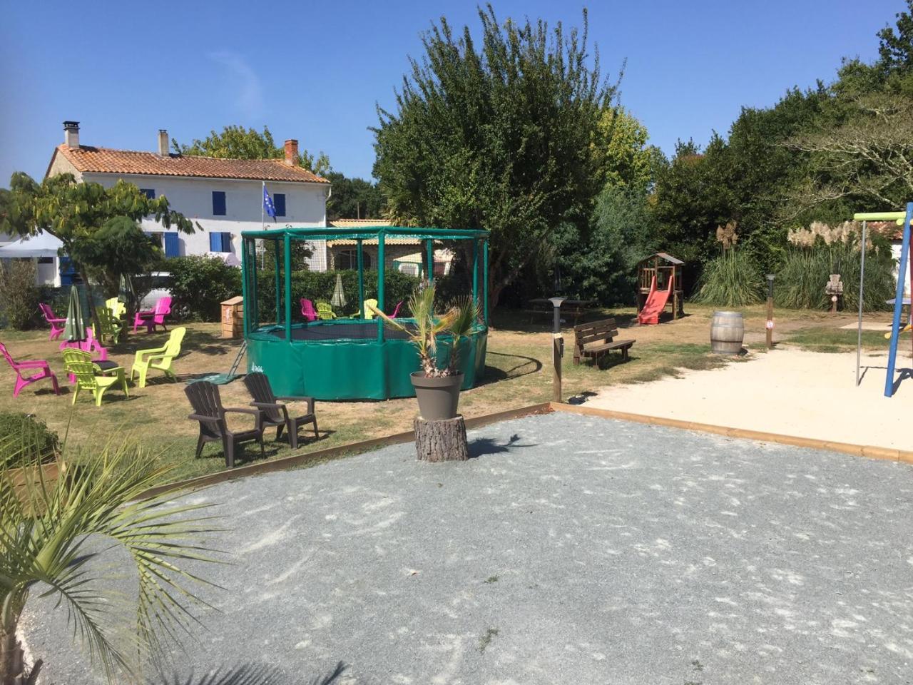 ホテルCamping La Chesnays ヴァンデ・モンタリヴェ エクステリア 写真