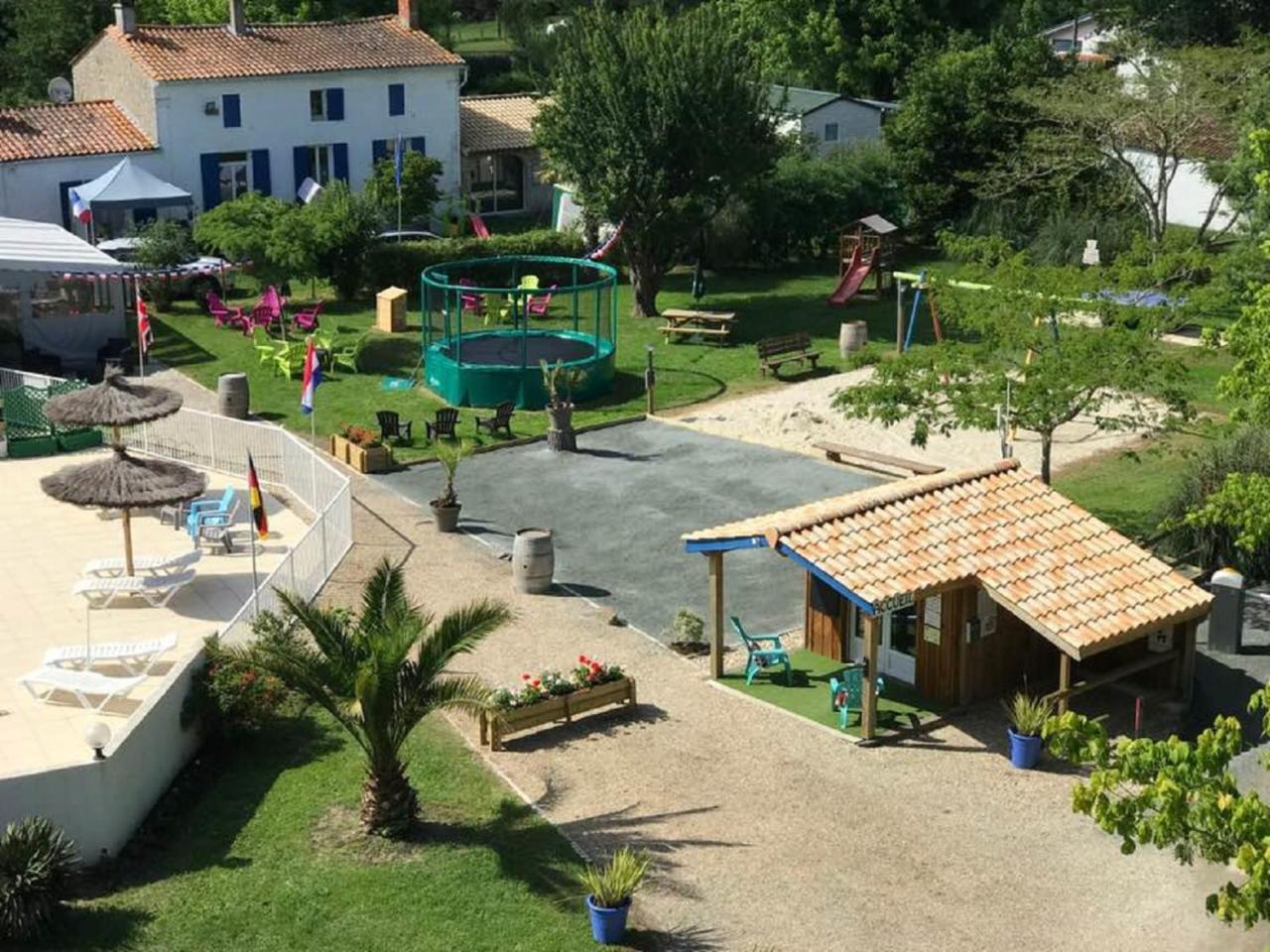 ホテルCamping La Chesnays ヴァンデ・モンタリヴェ エクステリア 写真